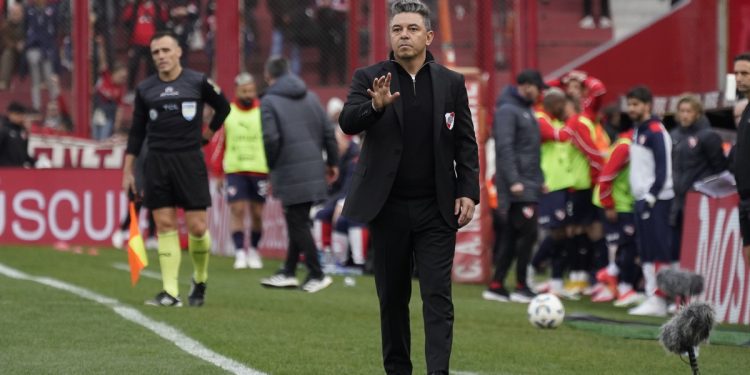 La respuesta de Gallardo sobre el cambio que hizo cuando River quedó con un hombre más