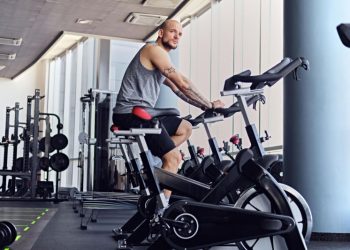 Los beneficios de la bicicleta fija: un estudio científico reveló cuántos minutos de este ejercicio equivale a un entrenamiento intenso