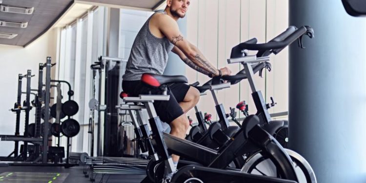 Los beneficios de la bicicleta fija: un estudio científico reveló cuántos minutos de este ejercicio equivale a un entrenamiento intenso