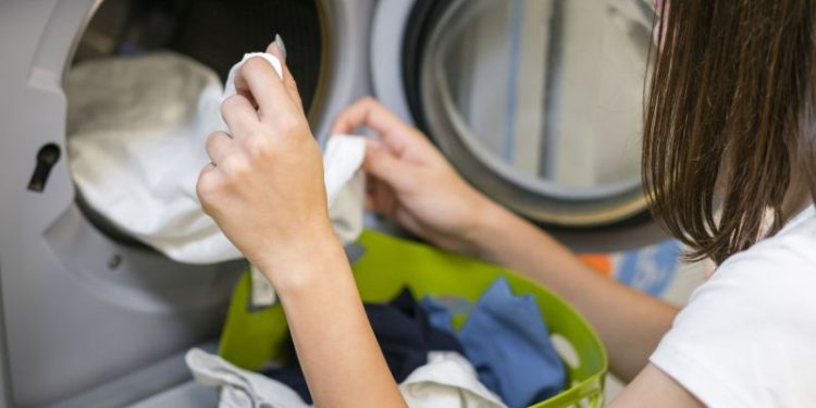 Los beneficios de usar vinagre a la hora de lavar la ropa y cuál es el tipo de vinagre que hay que poner