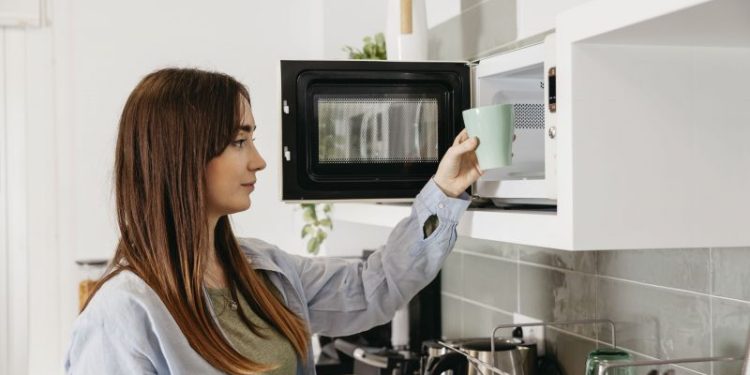 Los electrodomésticos que nunca deben quedar enchufados durante la noche en tu casa: gastan energía o pueden causar un incendio