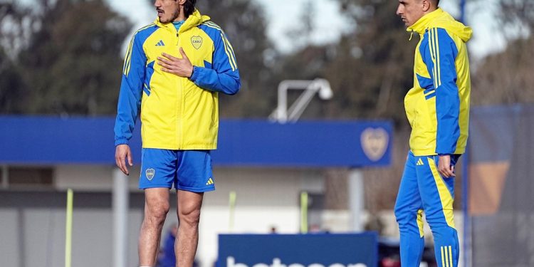 Los equipos que probó Martínez, con Cavani-Merentiel y línea de cuatro