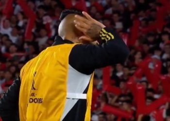 Los gestos de Vidal a los hinchas de River en la entrada en calor