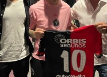 Messi y un regalo muy especial: recibió la 10 de un referente de Newell’s de su infancia