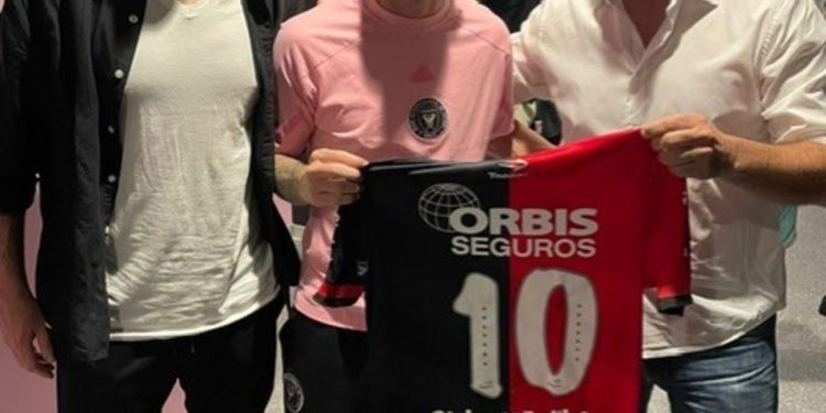 Messi y un regalo muy especial: recibió la 10 de un referente de Newell’s de su infancia