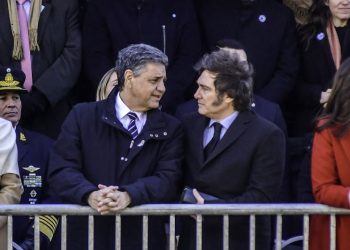 Milei recibe a Jorge Macri en Casa Rosada para traspasar las 31 líneas de colectivos de CABA