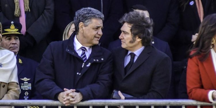 Milei recibe a Jorge Macri en Casa Rosada para traspasar las 31 líneas de colectivos de CABA