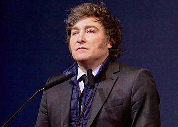 Ni las jubilaciones “vuelan”, ni los “salarios le ganan a la inflación”: cuánto cree la gente a Milei