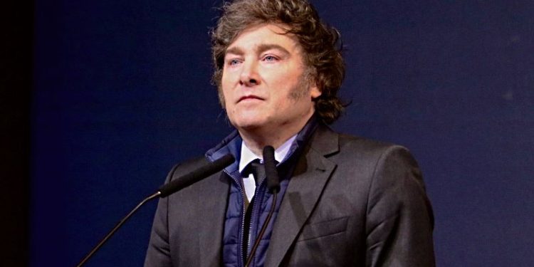 Ni las jubilaciones “vuelan”, ni los “salarios le ganan a la inflación”: cuánto cree la gente a Milei