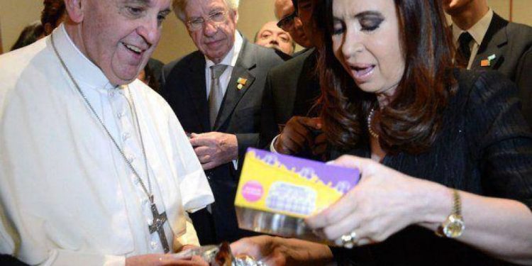 El Papa habló de corrupción en Argentina pero no mencionó las cientos de causas contra el kirchnerismo, sino de una denuncia por coimas
