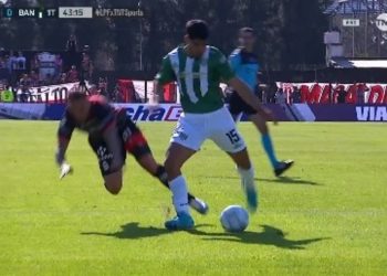 Nueva polémica arbitral en un partido de Barracas: ¿debió ser penal para Banfield en el final del PT?
