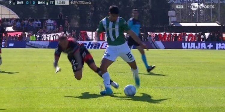Nueva polémica arbitral en un partido de Barracas: ¿debió ser penal para Banfield en el final del PT?