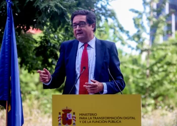 Óscar López aprovecha su toma de posesión para comprometerse a «contrarrestar las tonterías» de la derecha