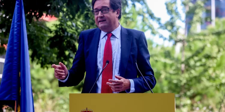 Óscar López aprovecha su toma de posesión para comprometerse a «contrarrestar las tonterías» de la derecha