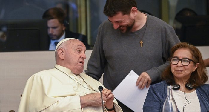 Desde el Vaticano y custodiado por la guardia suiza, el Papa atacó se ordenen las protestas callejeras: “En vez de pagar la justicia social pagó el gas pimienta, le convenía”, dijo