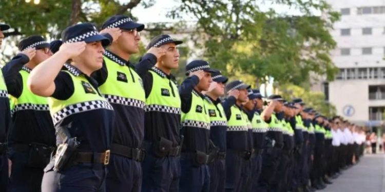 Policía: oficializan el aumento del básico y una nueva revisión en noviembre
