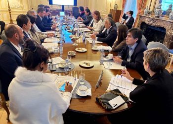 Por ahora, sólo para la foto: autoridades británicas recibieron a Cornejo y demás integrantes de la comitiva “minera”