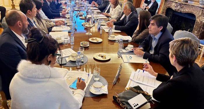 Por ahora, sólo para la foto: autoridades británicas recibieron a Cornejo y demás integrantes de la comitiva “minera”