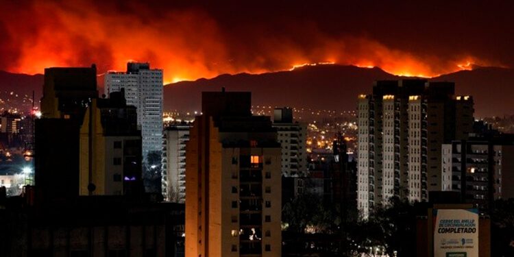 Devastadores incendios en Córdoba con residencias quemadas, evacuaciones y bomberos en alto riesgo