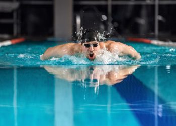Por qué un grupo de científicos aseguran que la natación no tiene tantos beneficios para la salud de las personas