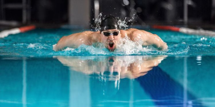 Por qué un grupo de científicos aseguran que la natación no tiene tantos beneficios para la salud de las personas