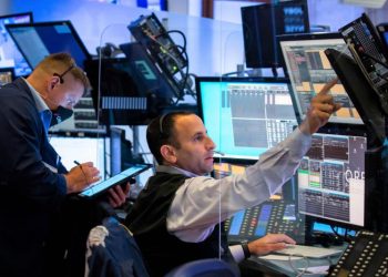 Previo al anuncio de la Fed, Wall Street operó volátil y el riesgo país avanzó a 1370