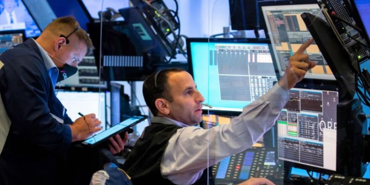 Previo al anuncio de la Fed, Wall Street operó volátil y el riesgo país avanzó a 1370