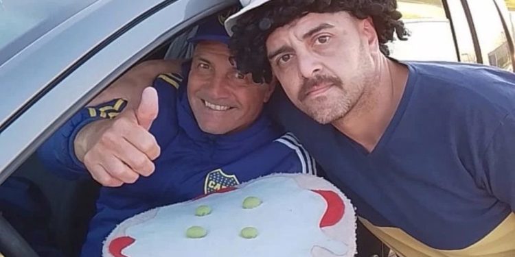 Quién es el hincha que le dejó mensajes a Rojo y Martínez en Ezeiza y se disfraza de un personaje característico de Boca