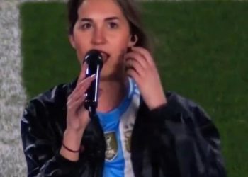 Quién es Florencia Chiusano, la periodista que creó y cantó el nuevo hit de la Selección