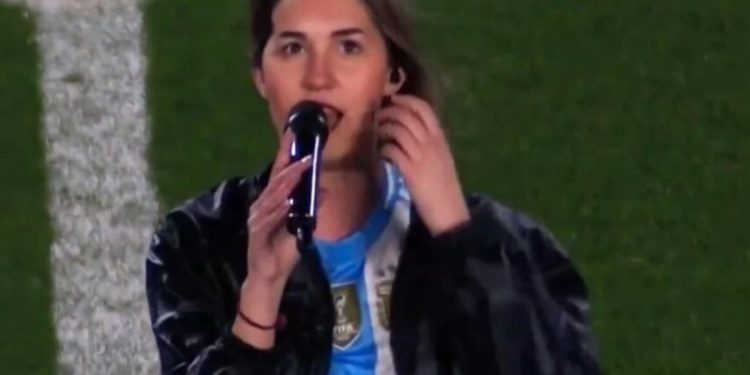 Quién es Florencia Chiusano, la periodista que creó y cantó el nuevo hit de la Selección