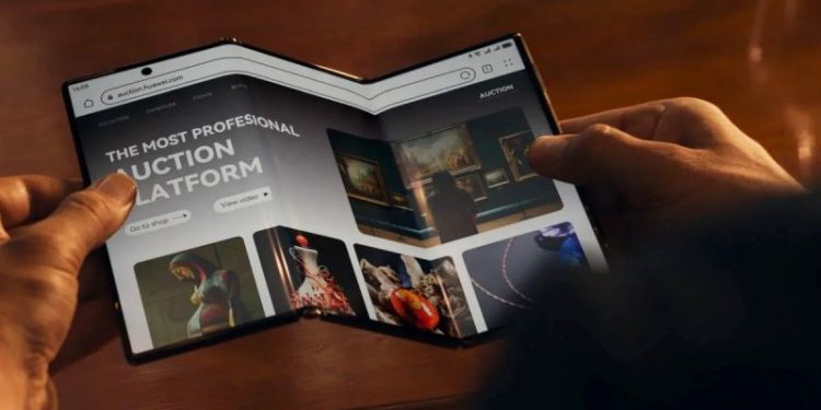 Respuesta al iPhone: gigante chino innova con un celular de triple pantalla