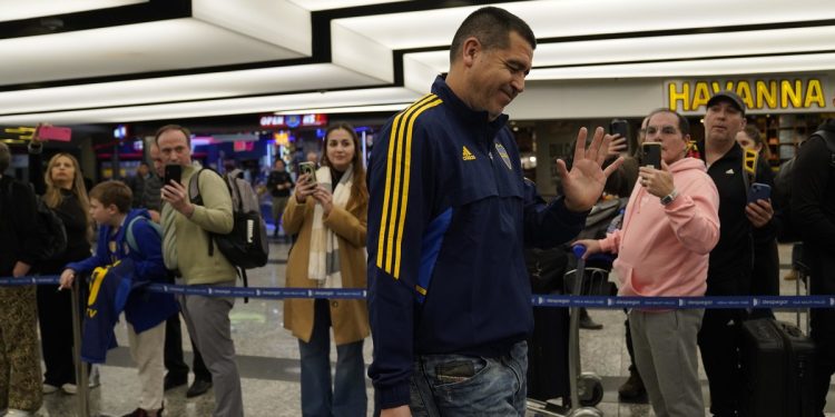 Riquelme se va a México: los motivos del viaje y con quiénes se va a encontrar