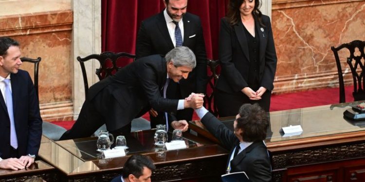 Señales al mercado: prometen reducir la deuda y dólar debajo del crawling peg de 2% en 2025