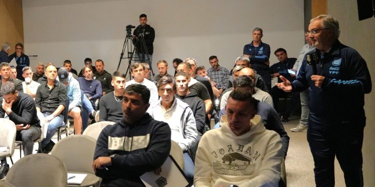 Sólo capitanes: preguntas y respuestas sobre la norma FIFA que empieza en la Liga Profesional