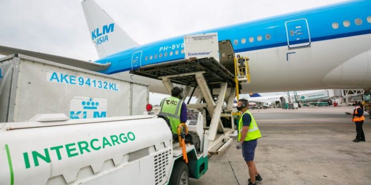 Trabajadores de Intercargo hacen asambleas en Aeroparque y Ezeiza: hay demoras y vuelos afectados