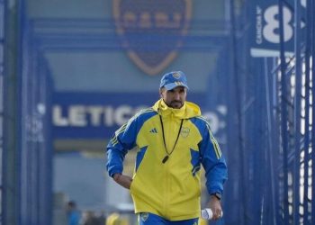 Tras la reunión con el Consejo, Diego Martínez dirige la práctica de Boca: por ahora sigue