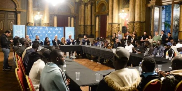 Un intendente kirchnerista le cede “locales municipales” a vendedores ambulantes