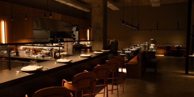 Un restaurante del Barrio Chino que combina sabores del mar y vinos de alta gama