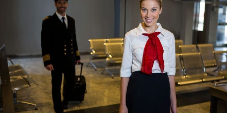 Una importante aerolínea aérea mundial analiza dejar de entregar comida a bordo: estos son los motivos