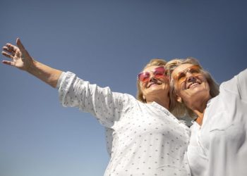 Una investigación científica explicó por qué las personas son más felices a los 60 que a los 30 años