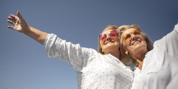 Una investigación científica explicó por qué las personas son más felices a los 60 que a los 30 años