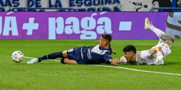 Video: el error del arquero de Estudiantes y nuevo gol de Braian Romero, goleador de la LPF