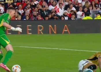 Video: el lujo de Armani contra Vidal y “el cagón” del chileno