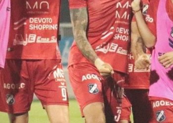 Video: el terrible gol de mitad de cancha de Lamadrid para darlo vuelta sobre la hora