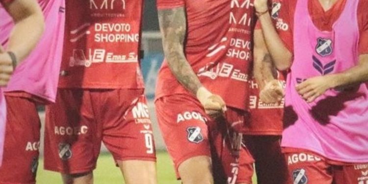 Video: el terrible gol de mitad de cancha de Lamadrid para darlo vuelta sobre la hora