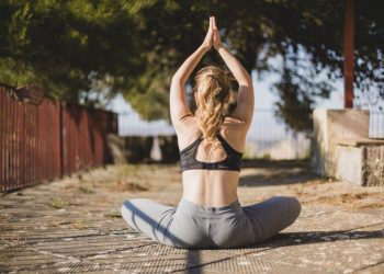 Yoga: la sencilla rutina de 10 minutos para hacer a la mañana y arrancar el día con energía