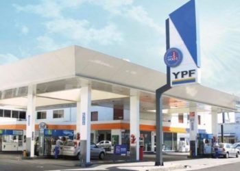 Positivo: El CEO de YPF anticipó que bajará el precio de la nafta de octubre y apura una obra clave