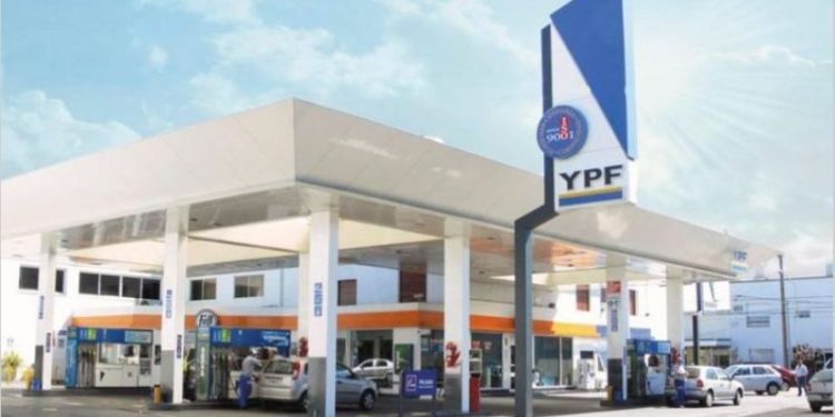Positivo: El CEO de YPF anticipó que bajará el precio de la nafta de octubre y apura una obra clave