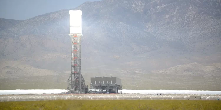 Importante inversión multimillonaria en energía termosolar de torre vertical en Mendoza