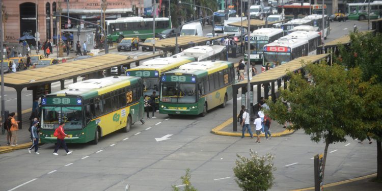 Los colectiveros no se suben al paro político de los gremios del transporte, pero amenazan con su propia huelga
